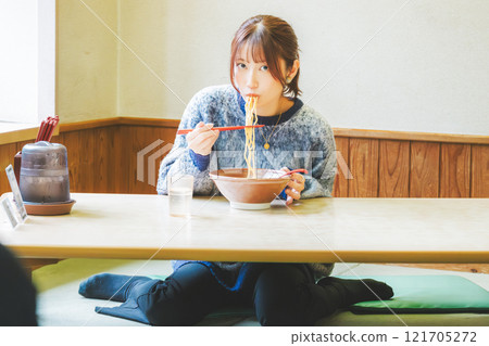 快樂的年輕女人吃美味的拉麵 121705272