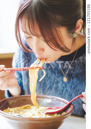 快樂的年輕女人吃美味的拉麵 121705286