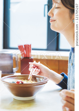 一個年輕女子對美味發出呻吟 一個年輕女子對美味發出呻吟 121705287