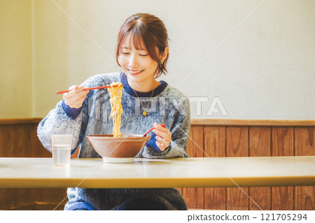 快樂的年輕女人吃美味的拉麵 121705294