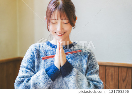 Young woman eating ramen after saying itadakimasu Young woman eating ramen after saying itadakimasu 121705296