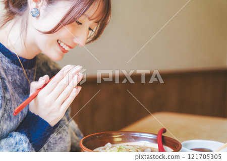 年輕女子和 itadakimasu 一起吃拉麵 121705305