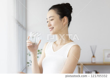 飲食婦女喝水 飲食婦女喝水 121705332