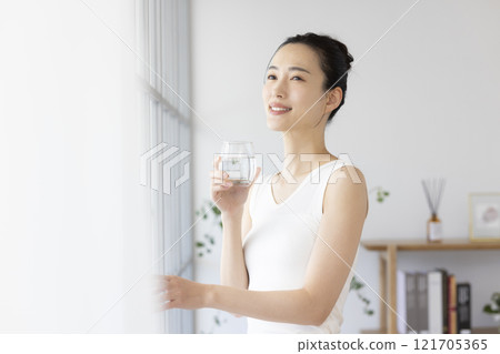 Diet woman drinking water 121705365