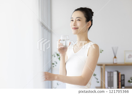 Diet woman drinking water 121705366