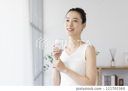 飲食婦女喝水 飲食婦女喝水 121705368