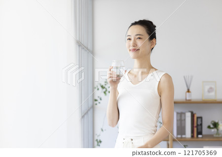 飲食婦女喝水 飲食婦女喝水 121705369