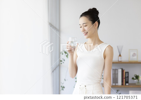 Diet woman drinking water 121705371