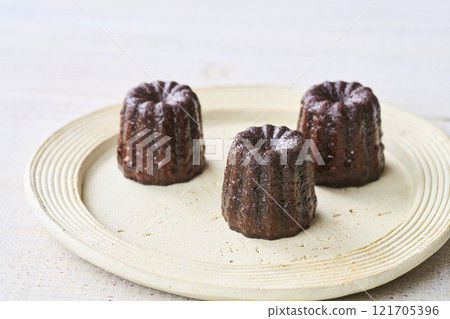 Canelés served on a plate, Western confectionery 121705396