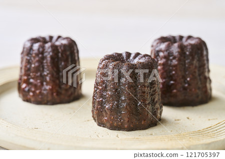 Canelés served on a plate, Western confectionery 121705397