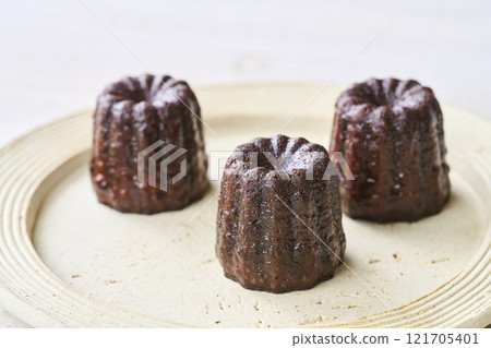 盤中卡內萊 (Canelé)、西式甜點 121705401