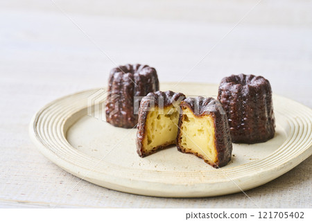 卡內萊切成塊放在盤子上,西式甜點 卡內萊切成塊放在盤子上,西式甜點 121705402