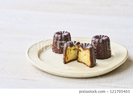 卡內萊切成塊放在盤子上，西式甜點 121705403