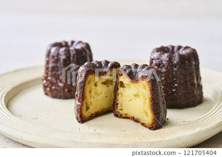 卡內萊切成塊放在盤子上,西式甜點 卡內萊切成塊放在盤子上,西式甜點 121705404