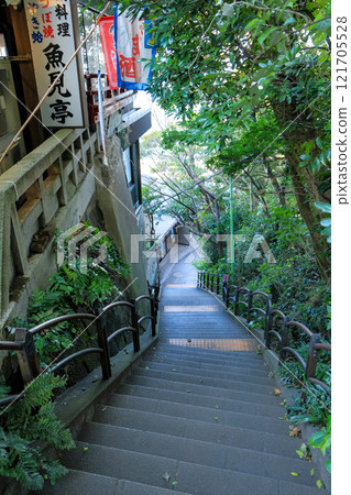 Enoshima: Stone steps from Okutsumiya to Iwaya (First Iwaya) 121705528