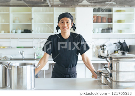 Male cook standing in the kitchen 121705533