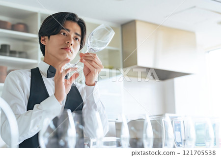 男調酒師侍酒師檢查酒杯 121705538