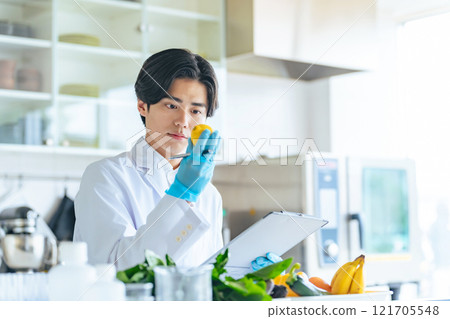 研究人員檢查蔬菜和水果 121705548