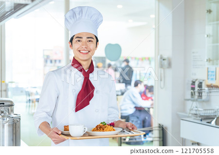 廚師端著午餐盤 121705558