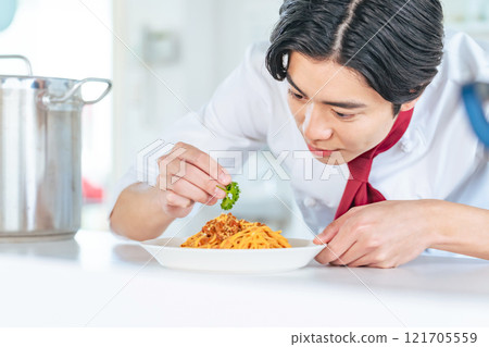 男廚師在廚房提供食物 121705559