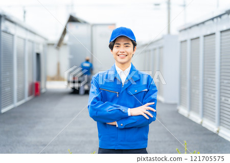 一名男工人站在貨櫃倉庫前 121705575