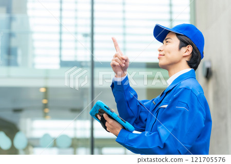 男工人檢查建築物 121705576