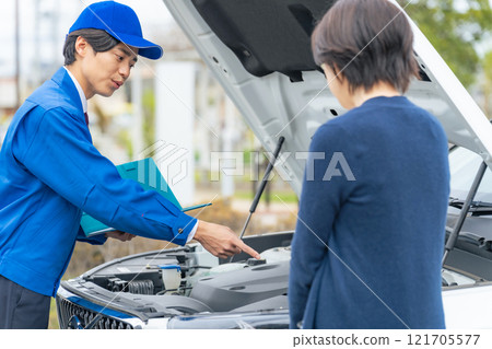 工作人員檢查車輛 路邊服務 121705577