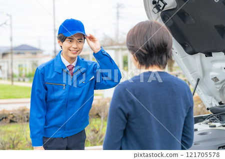 工作人員檢查車輛 路邊服務 工作人員檢查車輛 路邊服務 121705578