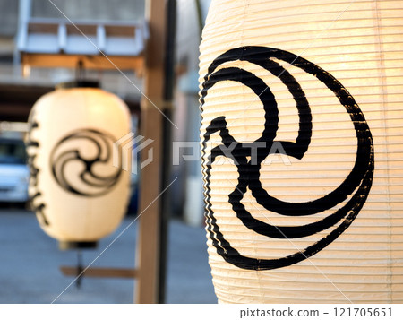 Paper lantern with a Tomoe design Paper lantern with a Tomoe design 121705651