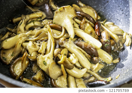 油炒蘑菇 油炒蘑菇 121705789