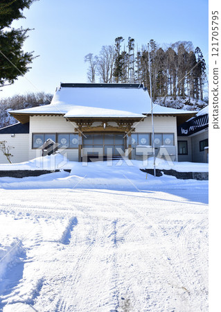 拍攝北海道八雲町冬季的一行山圓遊寺風景 121705795