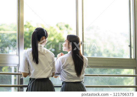 高中女生在課堂上說話的後視圖 高中女生在課堂上說話的後視圖 121706373