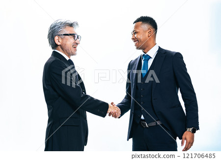 跨國商界人士微笑握手 跨國商界人士微笑握手 121706485