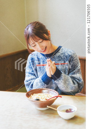 年輕女子和 itadakimasu 一起吃拉麵 121706505