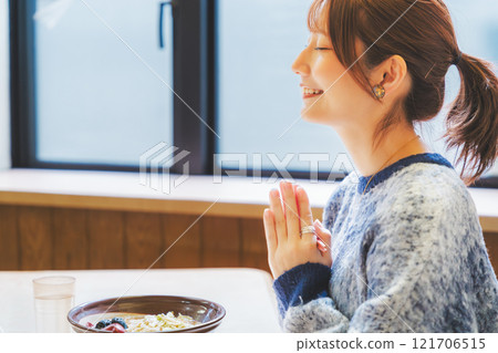 Young woman eating ramen after saying itadakimasu Young woman eating ramen after saying itadakimasu 121706515