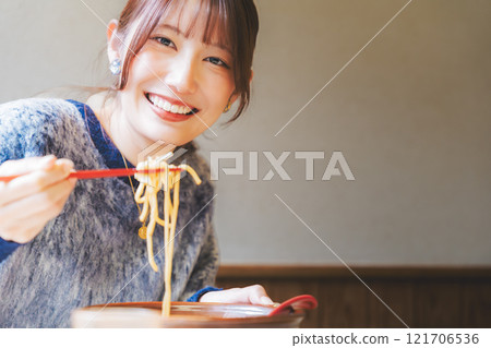 快樂的年輕女人吃美味的拉麵 快樂的年輕女人吃美味的拉麵 121706536