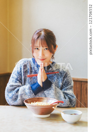 年輕女子和 itadakimasu 一起吃拉麵 年輕女子和 itadakimasu 一起吃拉麵 121706552