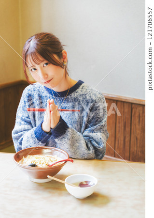 年輕女子和 itadakimasu 一起吃拉麵 年輕女子和 itadakimasu 一起吃拉麵 121706557
