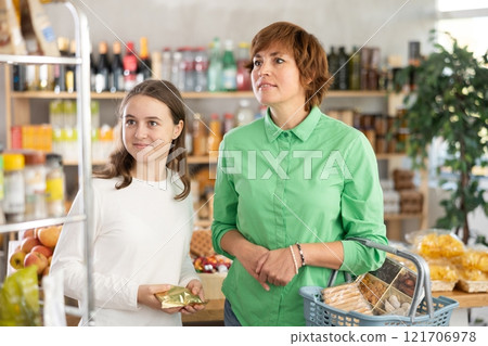 Family choosing food at the supermarket 121706978