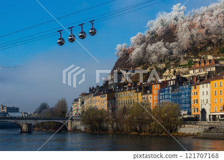 Cable cars over river and bridge in Grenoble in autumn 121707168