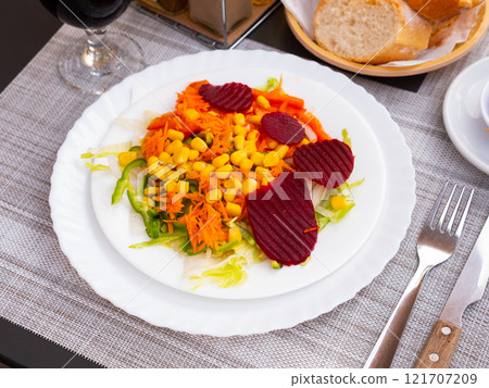 Image of a delicious light vegetable salad 121707209