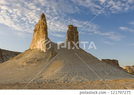 哈薩克 Mangistau 博日拉落日照亮的落日山 哈薩克博日拉 哈薩克 Mangistau 博日拉落日照亮的落日山 哈薩克博日拉 121707275