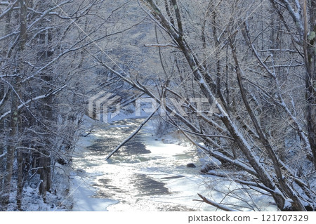 北海道仲冬的山間溪流、霜凍和冰凍的河流 121707329