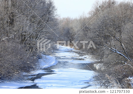 北海道仲冬的山間溪流、霜凍和冰凍的河流 121707330