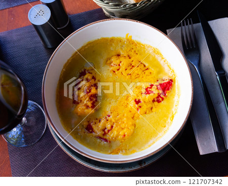 Gratin red bell peppers with filling of codfish under bechamel Gratin red bell peppers with filling of codfish under bechamel 121707342
