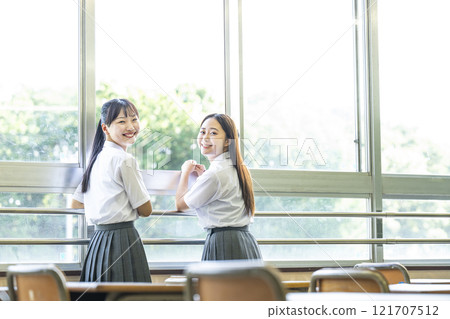 兩位高中女生朋友的肖像 121707512