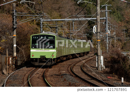 大和線龜之瀨附近行駛的普通列車201系6節車廂 121707891