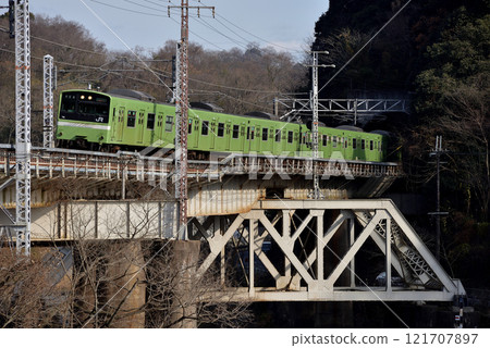 穿越大和大和川大橋的201系普通列車 121707897