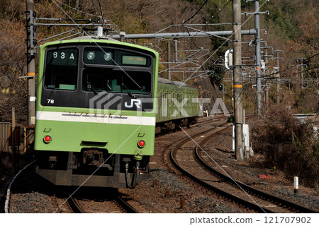 大和線龜之瀨附近行駛的普通列車201系6節車廂 121707902