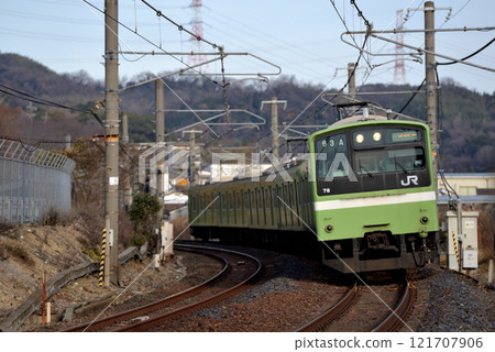 6 201 series ordinary trains running on the Yamatoji line 121707906